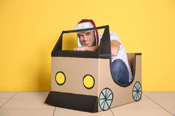 Jeune Homme Jouant Avec Carton Auto Près Mur Couleur Concept — Photo