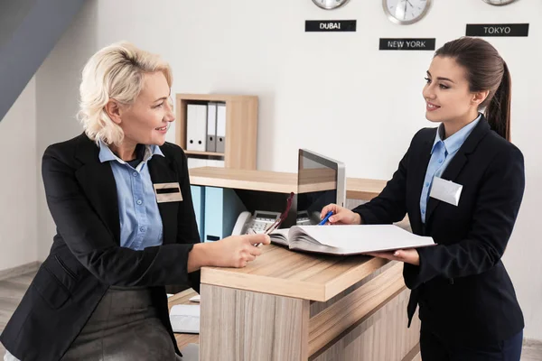 Recepcionista Femenina Enseñando Hotel — Foto de Stock