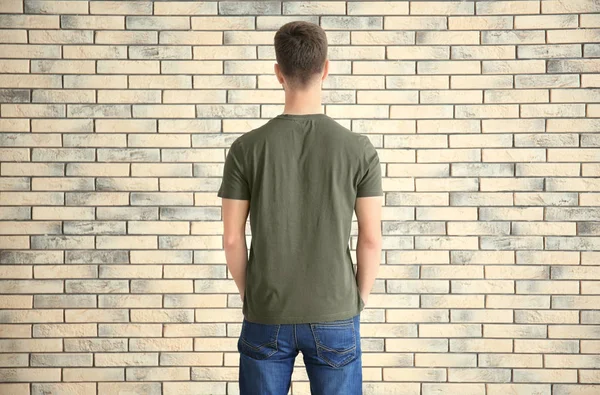 Hombre Joven Elegante Camiseta Contra Pared Ladrillo Burla Para Diseño — Foto de Stock