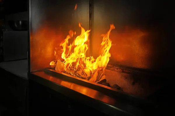 Posto per cucinare a fuoco aperto nel ristorante — Foto Stock