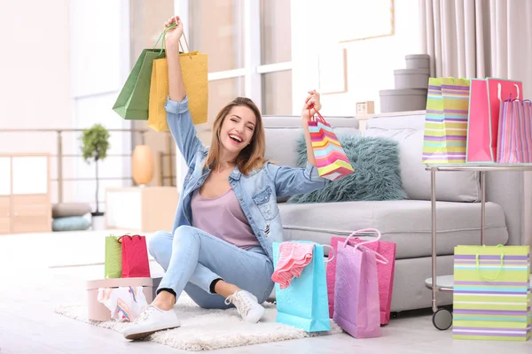 Känslomässiga Kvinna Efter Lyckad Shopping Hemma — Stockfoto