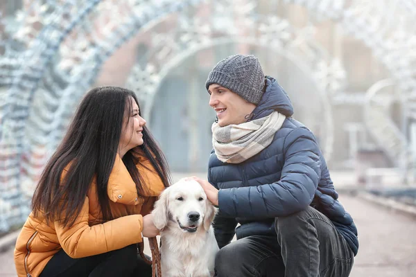 Schattig Paar Met Hond Buiten — Stockfoto