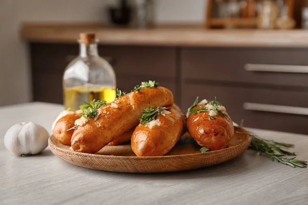 Prato Com Delicioso Pão Alho Caseiro Mesa — Fotografia de Stock