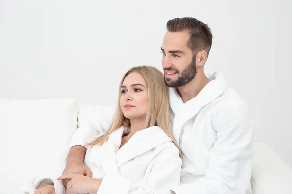 Junges Paar Bademänteln Entspannt Auf Sofa — Stockfoto