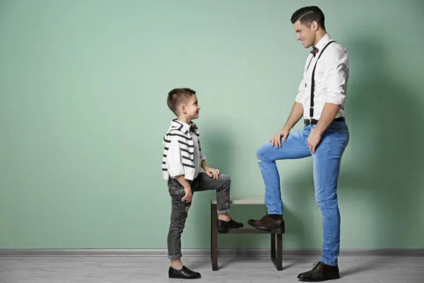 Stylowe ojciec i syn — Zdjęcie stockowe