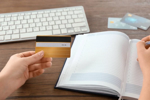 Woman with credit card — Stock Photo, Image