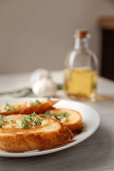 Tallrik Med Läckra Hembakade Vitlöksbröd Bord — Stockfoto