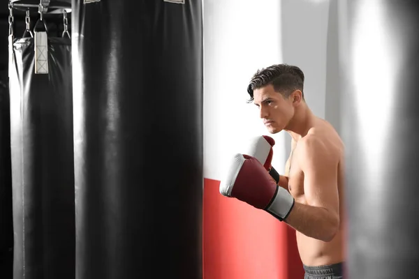 男性ボクサーのジムでサンドバッグをトレーニング — ストック写真