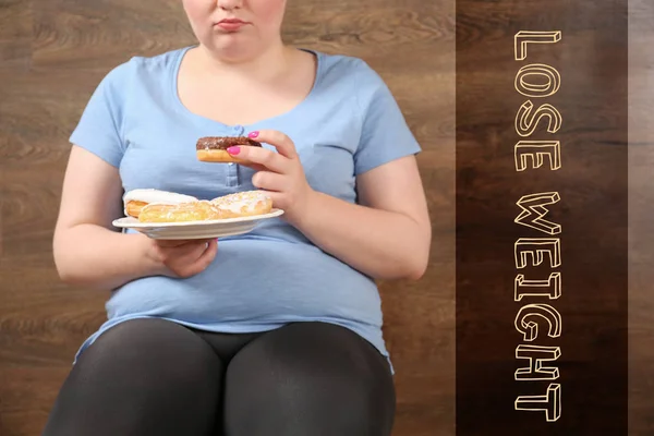 Motivation Zitat Abnehmen Und Übergewichtige Frau Isst Süßigkeiten Auf Holzgrund — Stockfoto