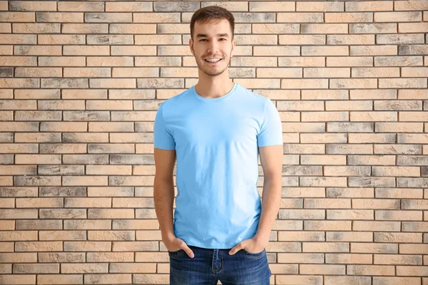 Junger Mann Schicken Shirt Gegen Backsteinmauer Design Attrappe — Stockfoto