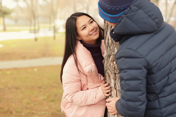 Bonito Casal Roupas Quentes Livre — Fotografia de Stock