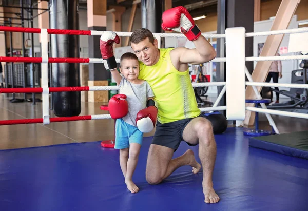 Niño pequeño con entrenador en anillo de boxeo — Foto de Stock