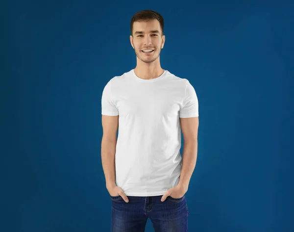 年轻男子在时尚的 T恤上的颜色背景 设计样机 — 图库照片