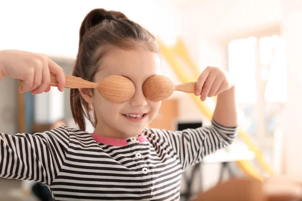Nettes kleines Mädchen hat Spaß in der Küche — Stockfoto
