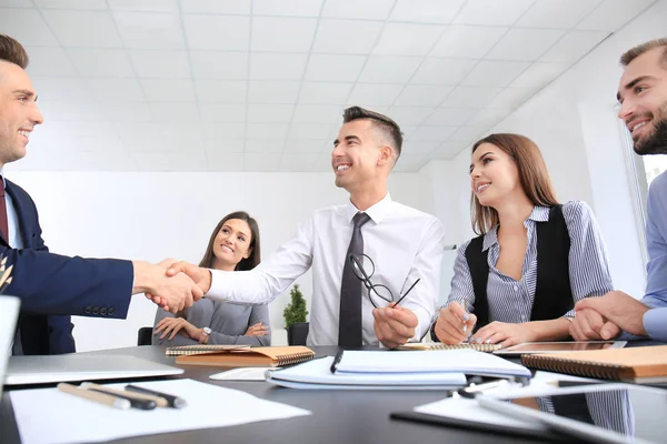 Team di specialisti impegnati nel lavoro — Foto Stock