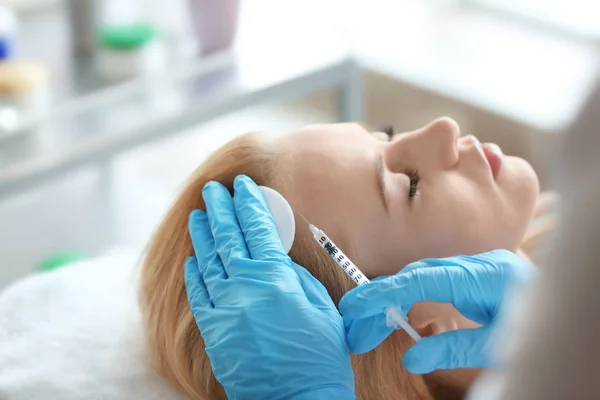 Wanita muda dengan masalah rambut menerima injeksi di klinik, closeup — Stok Foto