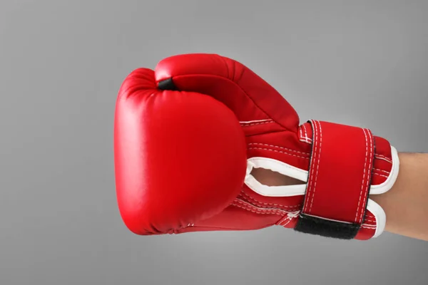 Mann im Boxhandschuh — Stockfoto