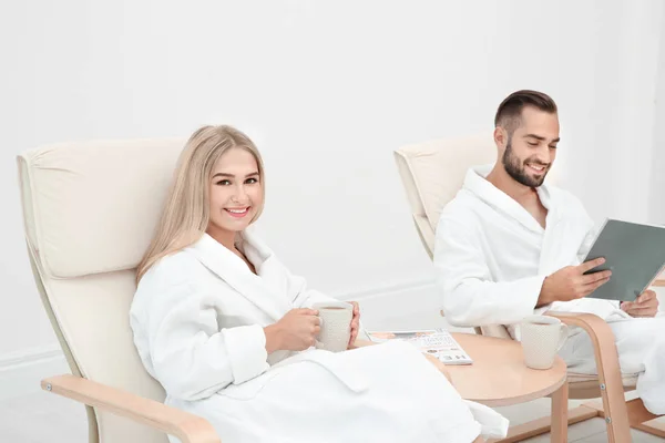 Junges Paar Bademänteln Entspannt Sich Drinnen — Stockfoto