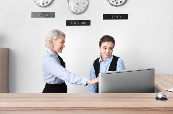 Recepcionista Sexo Feminino Que Ensina Estagiário Hotel — Fotografia de Stock