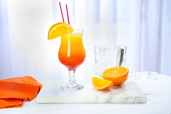 Bord met glas van cocktail — Stockfoto