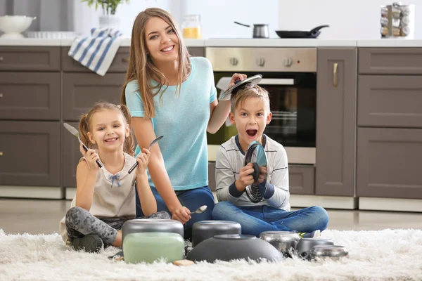 Familia jugando con utensilios de cocina como banda musical en casa —  Fotos de Stock