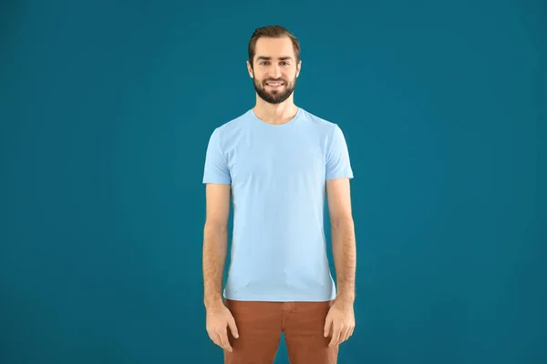세련 된 t-셔츠에서 젊은 남자 — 스톡 사진