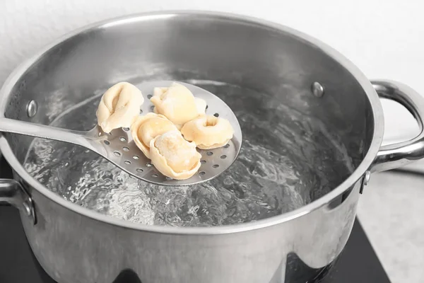 Cooking dumplings in water — Stock Photo, Image