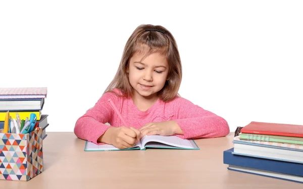 Sevimli küçük kız beyaz arka plan karşı ödev — Stok fotoğraf