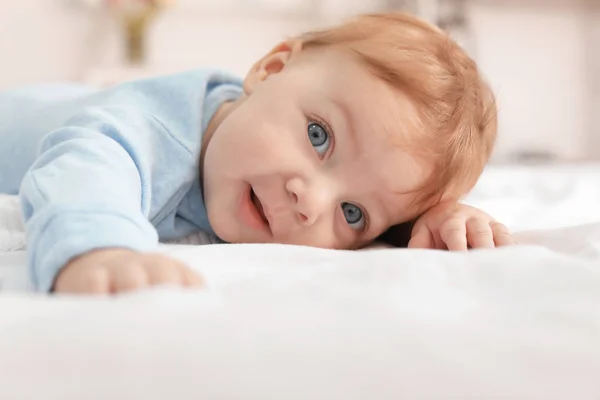 Lindo bebé acostado en la cama — Foto de Stock