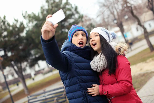 Cute Para Biorąc Selfie Zewnątrz — Zdjęcie stockowe