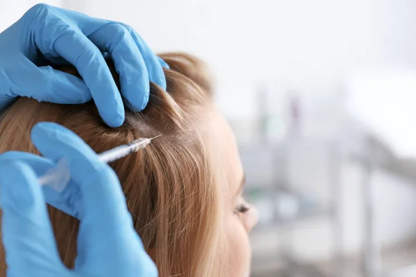 Mulher jovem com problema de cabelo recebendo injeção na clínica, close-up — Fotografia de Stock