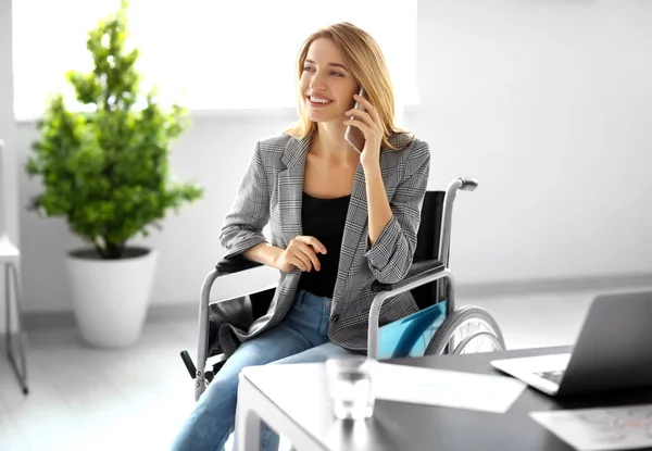 Mujer joven en silla de ruedas — Foto de Stock