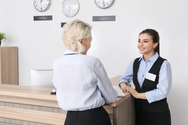 Recepcionista Sexo Feminino Que Ensina Estagiário Hotel — Fotografia de Stock