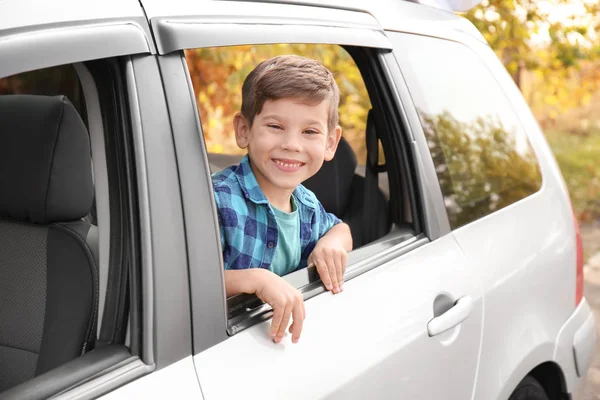 Чарівний Маленький Хлопчик Дивиться Вікна Автомобіля — стокове фото