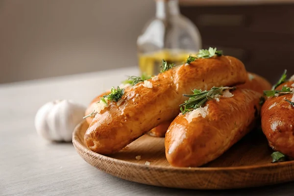 Prato Com Delicioso Pão Alho Caseiro Mesa — Fotografia de Stock