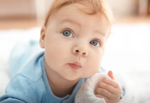 Aranyos kis bébi elmosódott háttér portréja — Stock Fotó