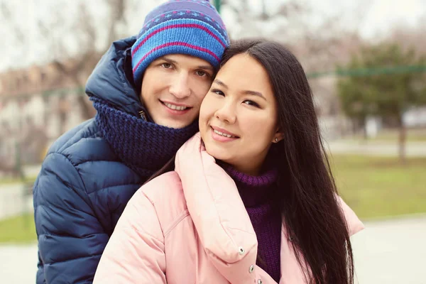 Bonito Casal Roupas Quentes Livre — Fotografia de Stock