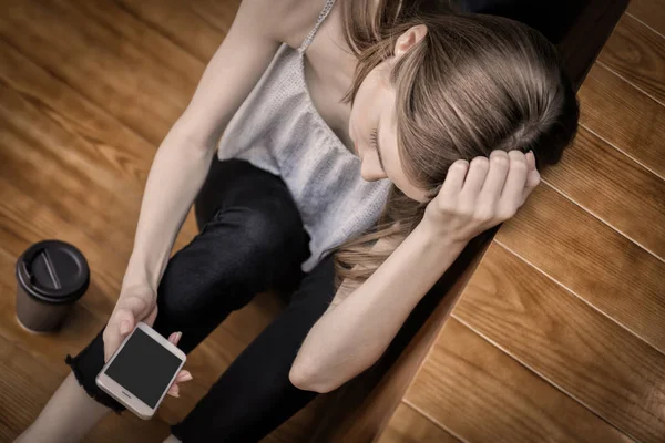 Mujer Joven Deprimida Con Teléfono Móvil Sentado Suelo — Foto de Stock