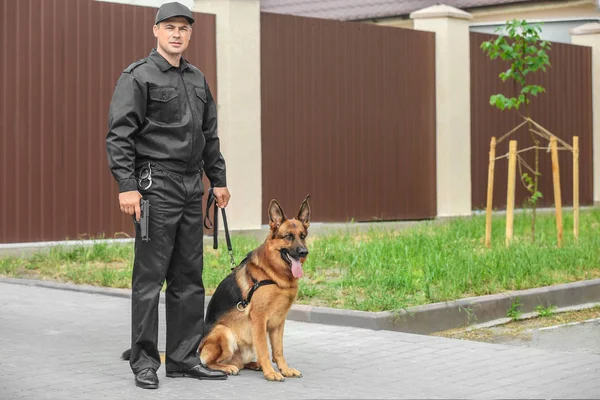 Guardia de seguridad con perro — Foto de Stock