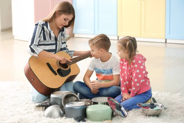 Familie spelen met keukengerei als muzikale band thuis — Stockfoto