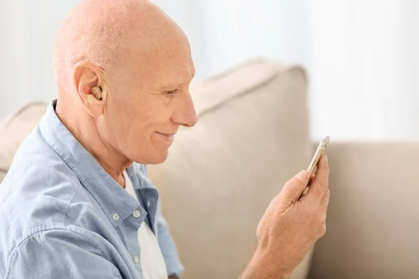 聴覚障害者自宅で電話を持つ男 — ストック写真
