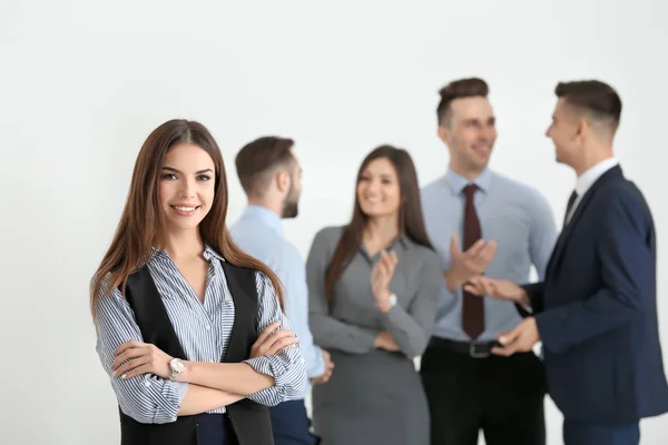 Junge Lächelnde Geschäftsfrau Und Ihr Team Auf Hellem Hintergrund — Stockfoto