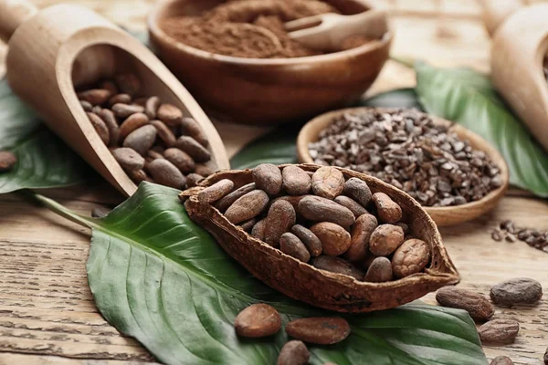 Metà baccello di cacao con fagioli — Foto Stock