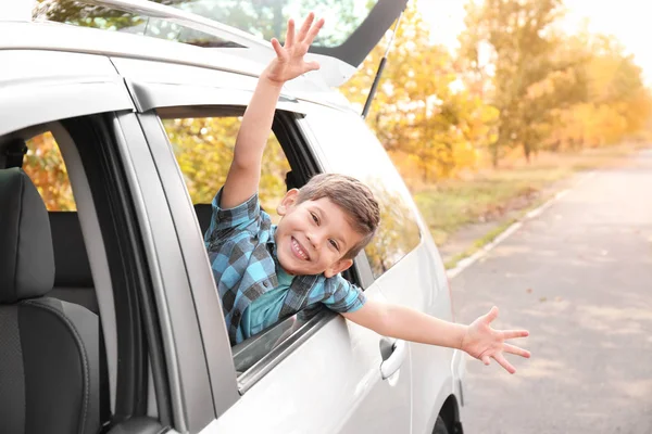 Adorable Petit Garçon Penché Par Fenêtre Voiture — Photo