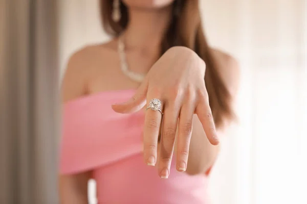 Schöne Junge Frau Mit Elegantem Ring Drinnen Nahaufnahme — Stockfoto