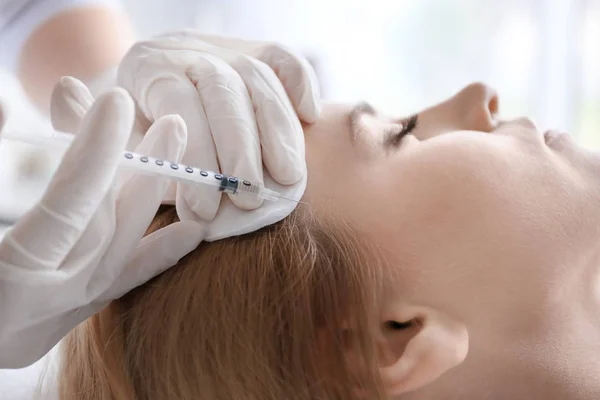 Wanita muda dengan masalah rambut menerima injeksi di klinik, closeup — Stok Foto