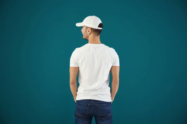 Şık Shirt Renk Arka Plan Üzerinde Genç Adam Mockup Tasarım — Stok fotoğraf