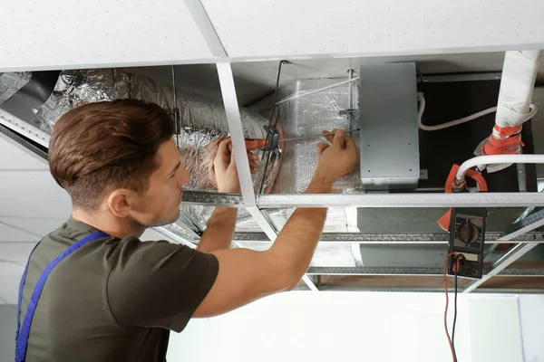 Mannelijke Technicus Reparatie Van Industriële Airconditioner Binnen — Stockfoto