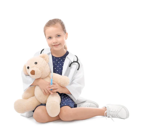Malá holčička v uniformě lékaře — Stock fotografie