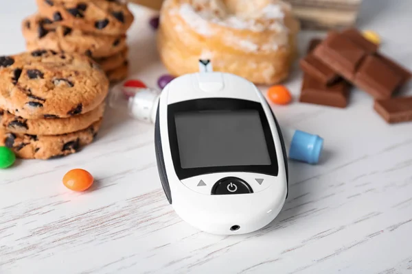 Digitales Glukometer Und Süßigkeiten Auf Dem Tisch Diabetes Konzept — Stockfoto